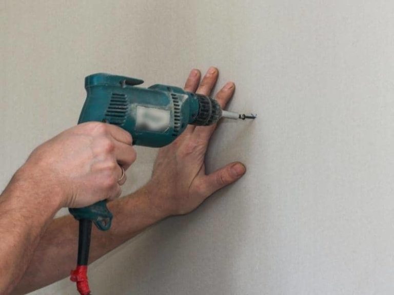 Can You Use Wood Screws in Drywall? (Quick Answers)