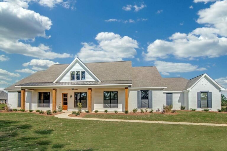 4-Bedroom 1-Story Country House With a Spacious Back Covered Porch (Floor Plan)