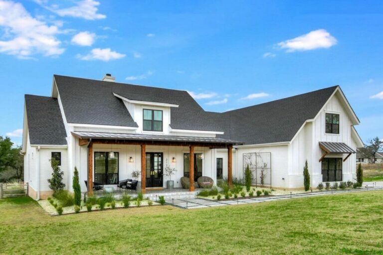5-Bedroom 2-Story Modern Farmhouse With Bonus Guest Suite (Floor Plan)