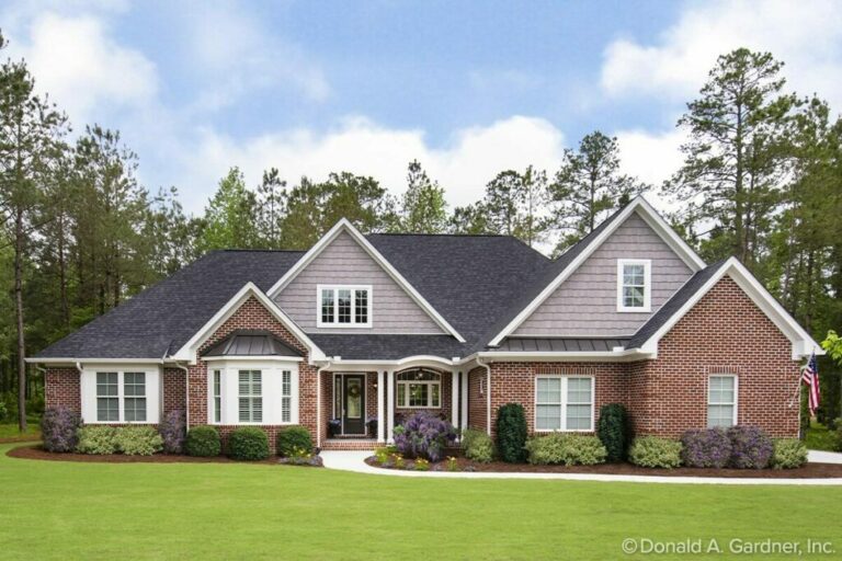 4-Bedroom Single-Story Traditional Style Home With European Influences (Floor Plan)