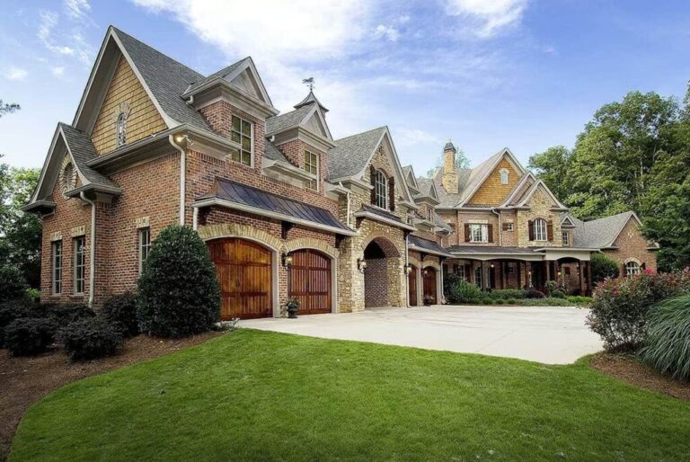 Two-Story 5-Bedroom House with Banquet-Sized Dining Hall (Floor Plan)