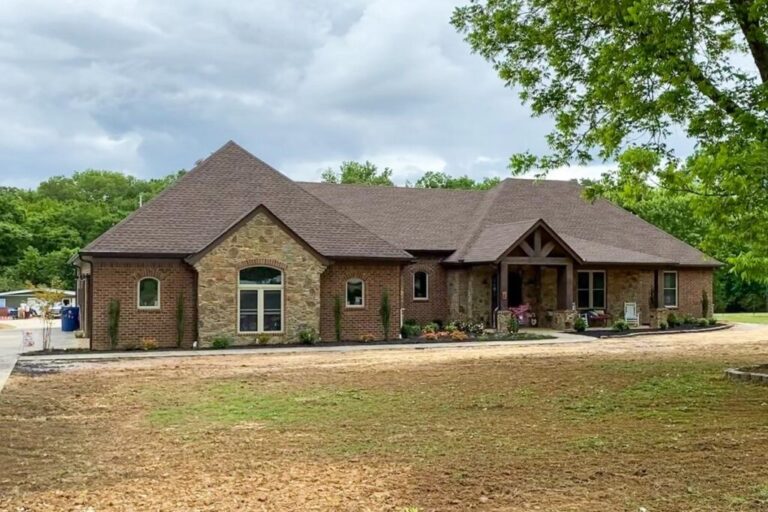 3-Bedroom 1-Story House with Split Bedroom Layout (Floor Plan)