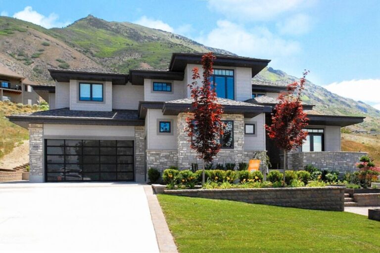 Two-Story 7-Bedroom Luxury Modern House with Two-Laundry Rooms (Floor Plan)