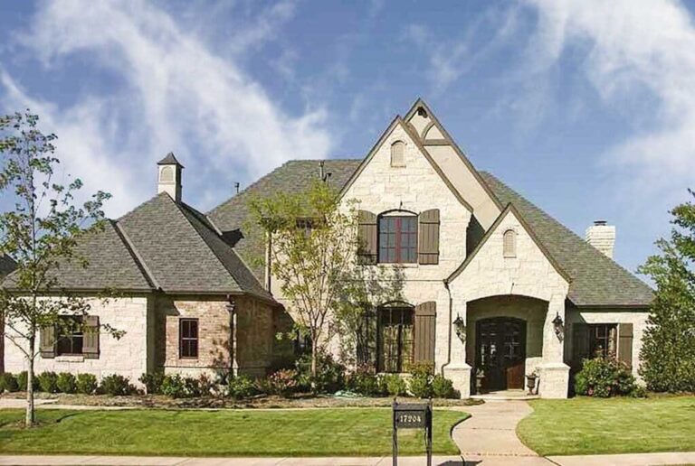 Dual-Story 4-Bedroom European House with Two-Story Family Room (Floor Plan)