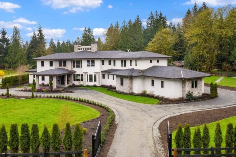 6-Bedroom 2-Story Traditional House with Dual Master Suites (Floor Plan)