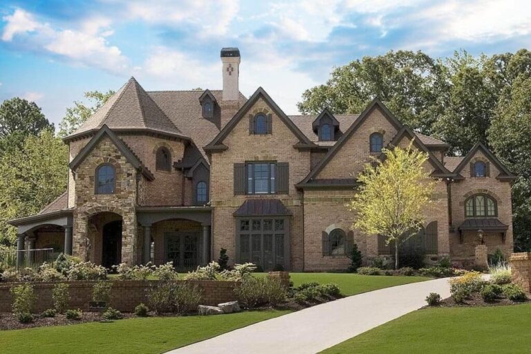 5-Bedroom 2-Story Traditional House with Fabulous Foyer (Floor Plan)