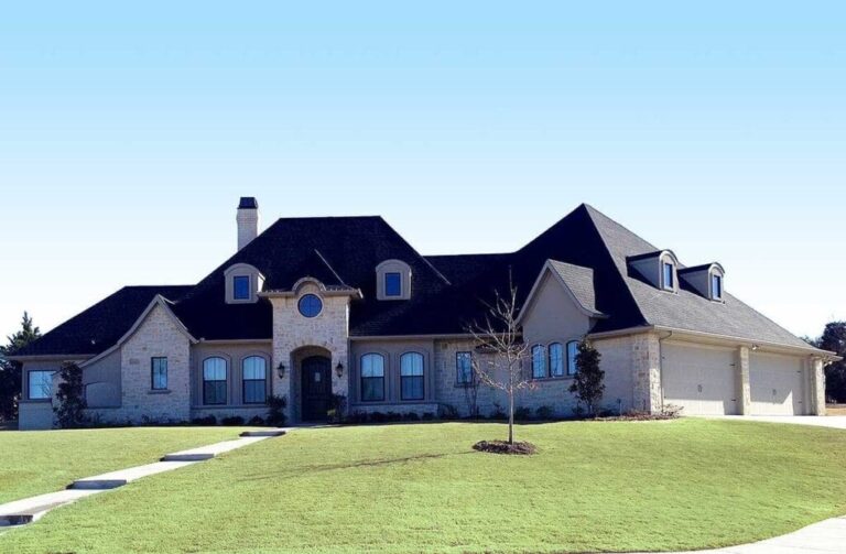 4-Bedroom 1-Story European House with Outdoor Lounge (Floor Plan)