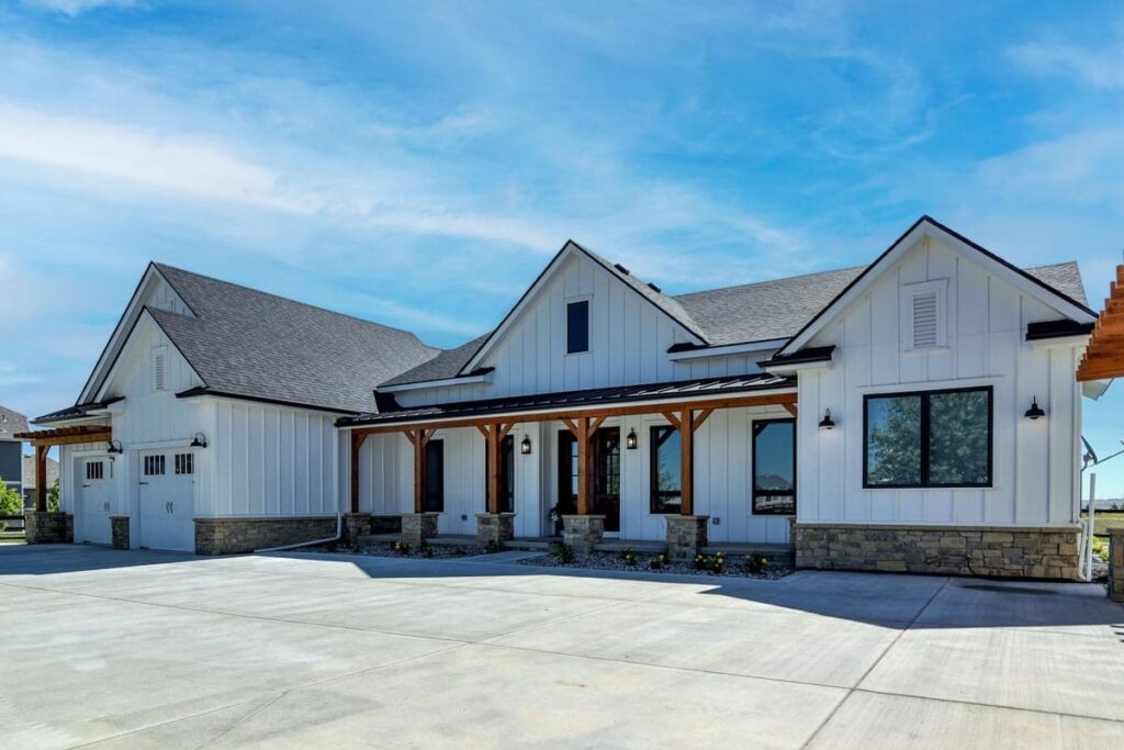 4-Bedroom Ranch-Style Farmhouse with Front and Courtyard Garage Options (Floor Plan)